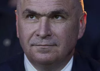 Reformă drastică în sectorul public: Guvernul pregătește concedieri masive, reducerea programului de lucru și creșterea TVA