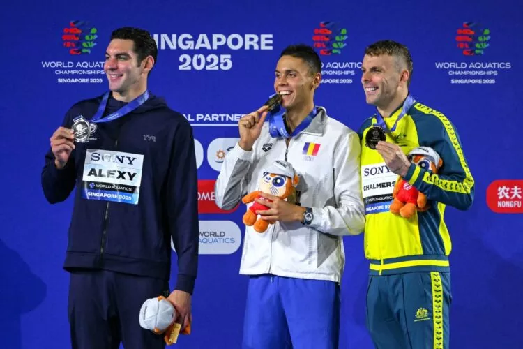 David Popovici, aur la Mondialele de la Singapore! Ce i-a spus Kyle Chalmers pe podium: „Nici nu știi ce bucuros sunt…”