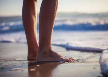 Tragedie pe o plajă: un adolescent de 17 ani a murit îngropat de viu în nisip, în timpul unei joacă aparent inofensive