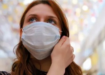 Tara care reintroduce masca de protecție