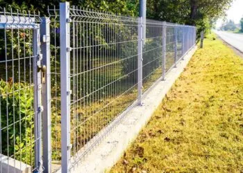 Gardul dintre proprietăți și alte reguli de bună vecinătate: ce spune Codul Civil