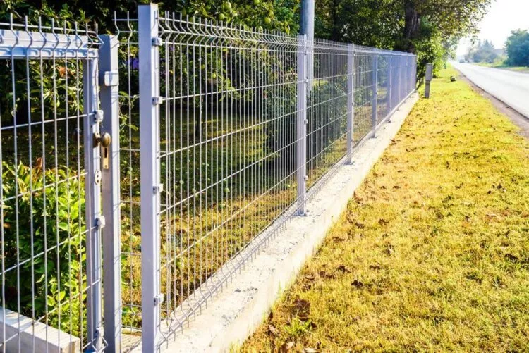 Gardul dintre proprietăți și alte reguli de bună vecinătate: ce spune Codul Civil