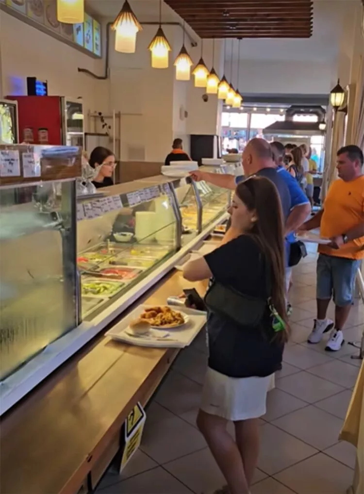 Meniul zilei la Eforie Nord: ce a primit un turist pentru 30 de lei într-o autoservire de pe litoral