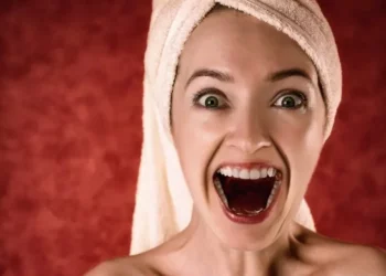 Respirația urât mirositoare: cauze, remedii rapide și când trebuie să mergi la medic