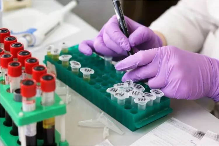Analize medicale gratuite – bani există, dar pacienții sunt refuzați: CNAS acuză lipsa transparenței și interesele laboratoarelor