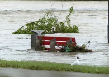 Avertizări meteo și hidrologice în vigoare: Cod portocaliu de inundații și cod galben de caniculă și furtuni în mai multe județe din țară