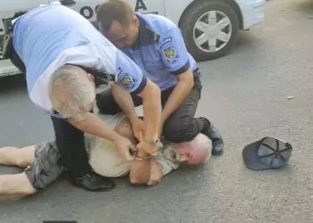 Incident la Pașcani: un pensionar de 70 de ani, imobilizat brutal de polițiștii locali după ce a refuzat să se legitimeze