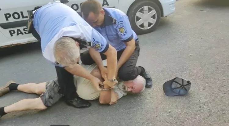 Incident la Pașcani: un pensionar de 70 de ani, imobilizat brutal de polițiștii locali după ce a refuzat să se legitimeze