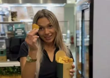 Ella Vișan, de la fast food în Londra la „Insula Iubirii”. Concurenta, ironizată în mediul online pentru meseria din trecut