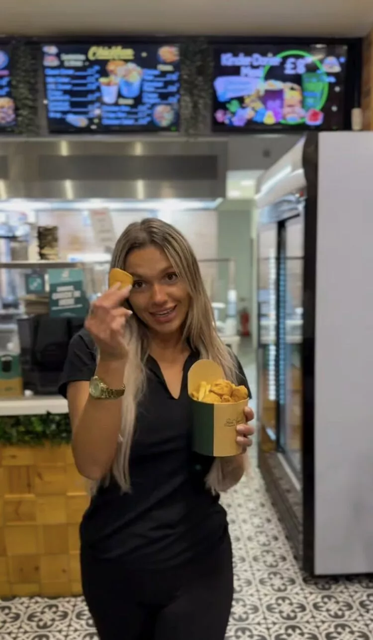 Ella Vișan, de la fast food în Londra la „Insula Iubirii”. Concurenta, ironizată în mediul online pentru meseria din trecut