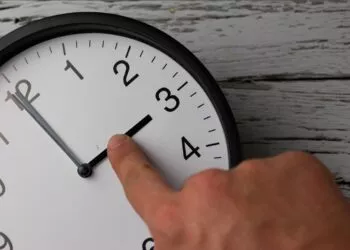 România trece la ora de iarnă mai devreme în 2025. Când se dau ceasurile înapoi