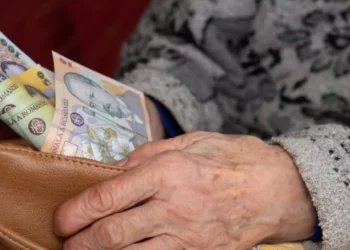 Pensionarii români din străinătate riscă suspendarea pensiei dacă nu trimit certificatul de viață până la 30 septembrie 2025