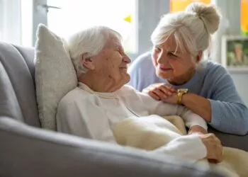 Pensiile pentru luna octombrie 2025: calendar complet al plăților prin Poșta Română și virament bancar