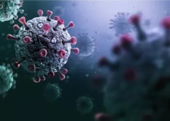 Noua variantă de Covid „Stratus” (XFG) se răspândește rapid: simptomul timpuriu pe care mulți îl ignoră