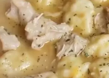 Rețetă de suflet: pui cu găluște la slow cooker – gust de casă, fără efort