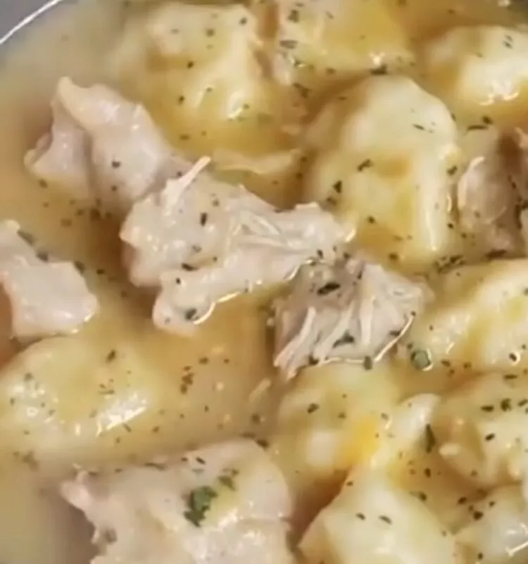 Rețetă de suflet: pui cu găluște la slow cooker – gust de casă, fără efort