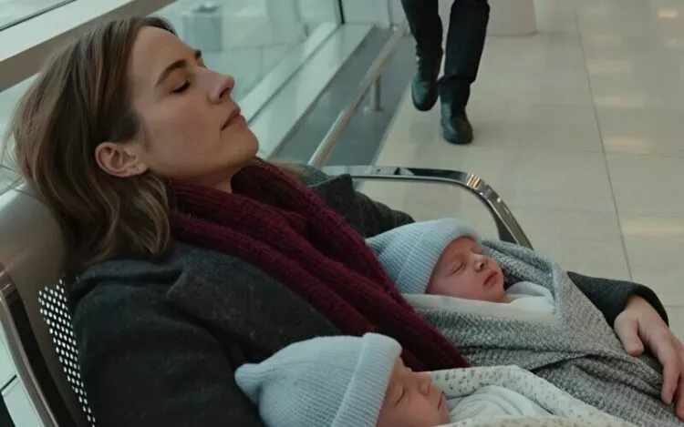 Milionarul și O Întâlnire de Coșmar: Când Și-a Văzut Fosta Iubită pe Podeaua Aeroportului, A Descoperit Secretul Care L-a Făcut Să Cedeze!