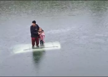 Argeș: Un bătrân și o fetiță, salvați de pe plafonul unei mașini căzute într-un canal de fugă. Scene dramatice la Băiculești