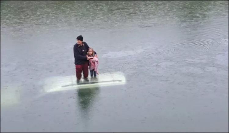 Argeș: Un bătrân și o fetiță, salvați de pe plafonul unei mașini căzute într-un canal de fugă. Scene dramatice la Băiculești