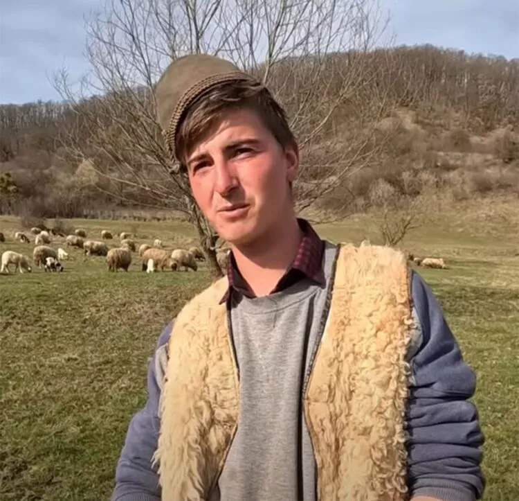 Povestea lui Ionuț Lazăr, tânărul care a renunțat la munca din Germania pentru liniștea satului din Mureș