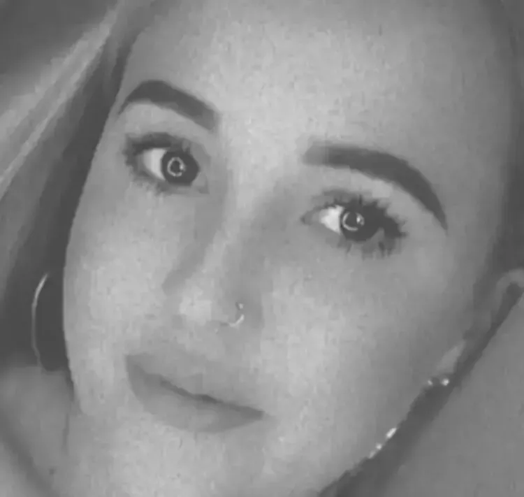 Anna, mamă a trei copii, ucisă pe stradă de fostul iubit, sub privirile fiului ei de 12 ani