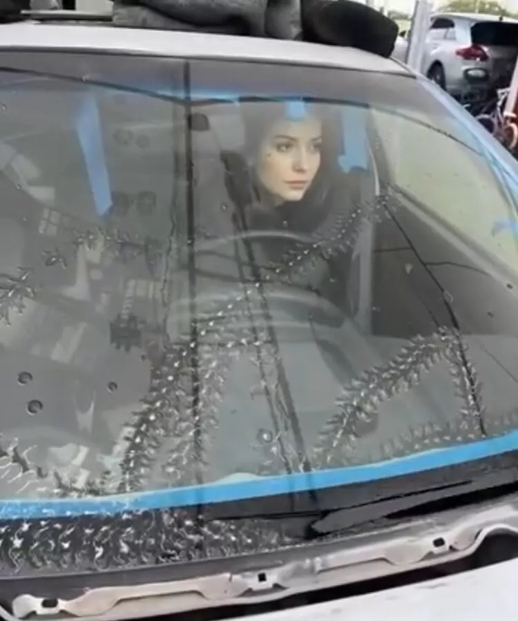 Misterul Urmelor de Pe Parbriz: