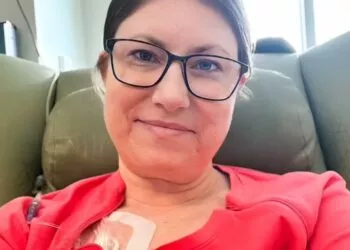 Povestea impresionantă a lui Kate Crawford: mama care a învins cancerul în stadiul 4 și trage un semnal de alarmă pentru femeile din întreaga lume