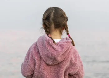 O fetiță de doi ani a murit în brațele tatălui, la scurt timp după externarea din spital. Ancheta a fost deschisă