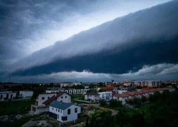 Cod roșu de vânt puternic în Caraș-Severin. Bucureștiul intră sub atenționare specială de vreme rea