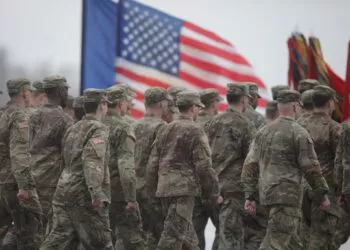 Ceremonia de transfer de autoritate între militarii detașamentului de luptă al Brigăzii 2 „Strike” și cei ai detașamentului din cadrul Brigăzii 1 „Bastogne”, ambele din cadrul Diviziei 101 Aeropurtate (Asalt aerian) a Armatei SUA  și un exercițiu demonstrativ de executare a unei misiuni de asalt aerian al militarilor români și americani, la Baza 57 Aeriană Mihail Kogălniceanu, județul Constanța, vineri 31 martie 2023. Inquam Photos / George Călin