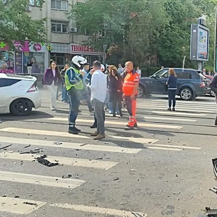 Accident grav la Floreasca. O ambulanță și un autoturism s-au ciocnit pe Șoseaua Ștefan cel Mare