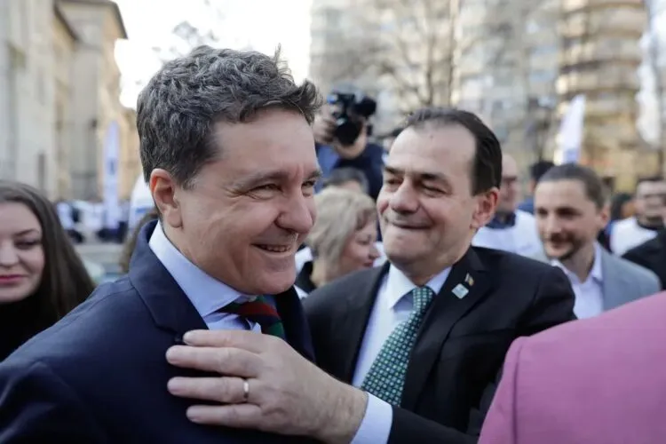 Critici privind direcția politică și alianțele din ultimul an