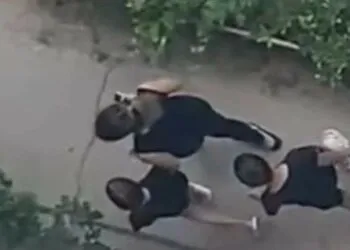 Mama care și-a agresat fiica pe o stradă din Constanța, dusă la audieri. Poliția și Protecția Copilului continuă ancheta