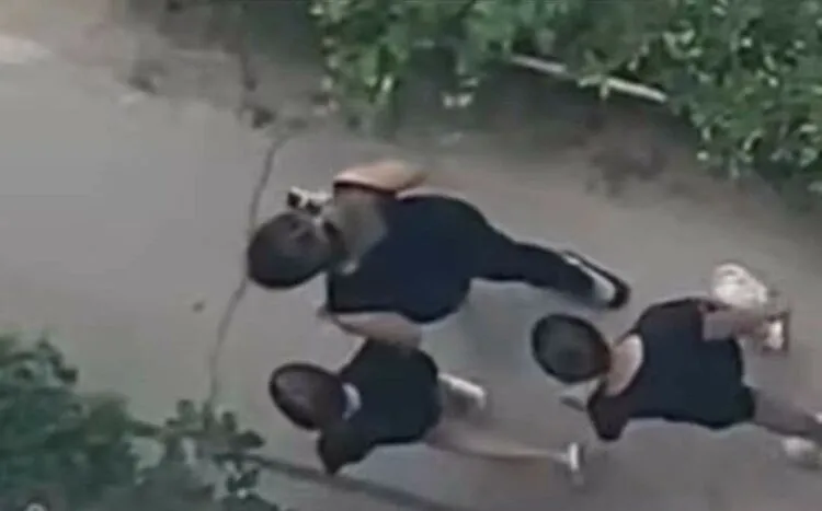 Mama care și-a agresat fiica pe o stradă din Constanța, dusă la audieri. Poliția și Protecția Copilului continuă ancheta