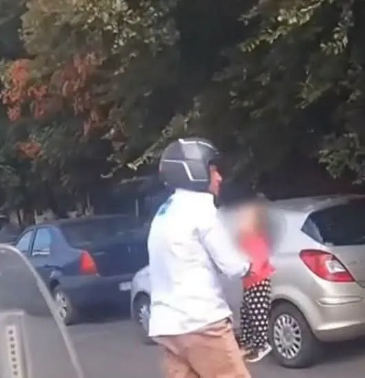 Fetița ar fi mers singură câteva sute de metri