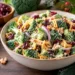 Salată cu broccoli și merișoare, o rețetă ieftină care nu cere gătit