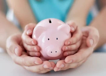Părinții care se întorc la serviciu înainte de șase luni pot primi până la 1.500 de lei pe lună