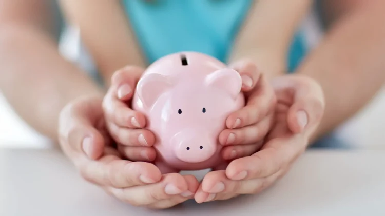 Părinții care se întorc la serviciu înainte de șase luni pot primi până la 1.500 de lei pe lună