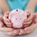 Părinții care se întorc la serviciu înainte de șase luni pot primi până la 1.500 de lei pe lună