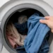 De ce miros urât hainele după spălare. Regula de 30 de minute care te scapă de această problemă