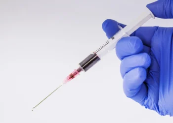 Premieră în Statele Unite. Un laborator i-a administrat unui pacient un virus conceput cu inteligența artificială