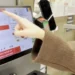 VIDEO Din ce în ce mai mulți clienți își scanează singuri cumpărăturile