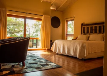 Gazdele Airbnb nu mai pot cere oaspeților să schimbe lenjeria de pat, să spele vasele și să ducă gunoiul