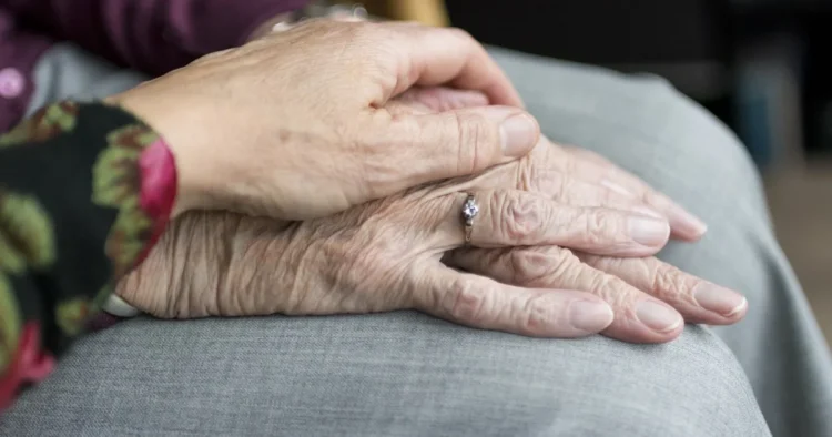 Copiii sunt obligați să-și sacrifice propria familie pentru părinții bătrâni? Dilema care a împărțit internetul