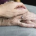 Copiii sunt obligați să-și sacrifice propria familie pentru părinții bătrâni? Dilema care a împărțit internetul