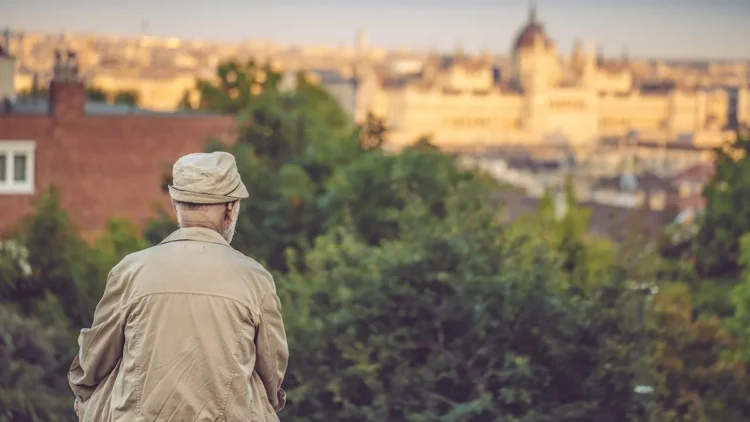 Pensionar din Budapesta, lăsat fără casă și pensie și ținut într-un subsol de „mafia locuințelor”