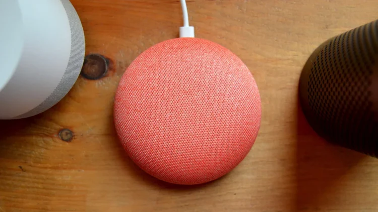 Un utilizator spune că o boxă Google Home a descărcat peste 3 TB de date