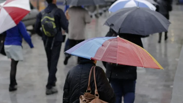 Vremea azi, 29 octombrie. Ploi în mai multe regiuni și ninsori la munte. Vânt puternic în sud-estul țării și pe crestele Carpaților