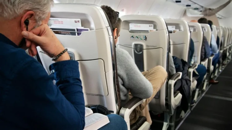O femeie a plâns trei ore după ce o bloggeriță a refuzat să-i cedeze locul în avion, în timp ce soțul dormea nepăsător cu căștile pe urechi