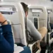 O femeie a plâns trei ore după ce o bloggeriță a refuzat să-i cedeze locul în avion, în timp ce soțul dormea nepăsător cu căștile pe urechi